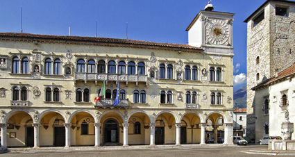 Piazza del Duomo. Prenotare un hotel a Belluno