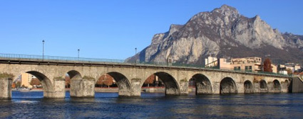 Ponte Azzone Visconti. prenotare un hotel a Lecco