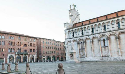 Piazza San Michele. Prenotare un hotel a Lucca