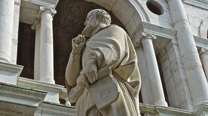 Statua di Andrea Palladio. Prenotare un hotel a Vicenza