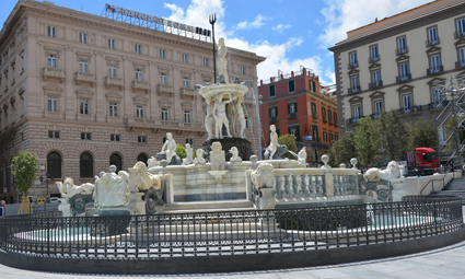 Piazza Municipio. Prenotare un hotel a Napoli 