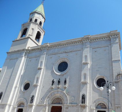 Cattedrale San Cetteo. Prenotare un hotel a Pescara