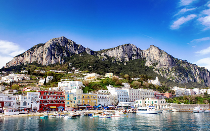 Barche e case colorate a Capri