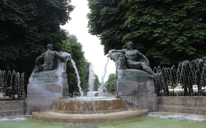 Fontana in Piazza Solferino, prenota un hotel a Torino