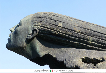 statua, prenotare un hotel a Desenzano del Garda