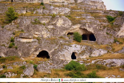 grotte, sassi. prenotare un hotel a Matera